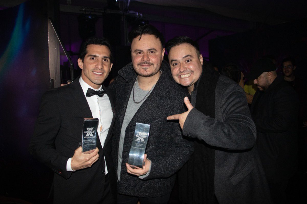 RioRomamx's tweet photo. Qué bien la pasamos con nuestros amigos de @EstiloDF !! Felices de recibir el premio a dueto del Año!! 😎😎🙌🏻🙌🏻🙌🏻
.
#EstiloDFXI https://t.co/DZc9xszrjQ