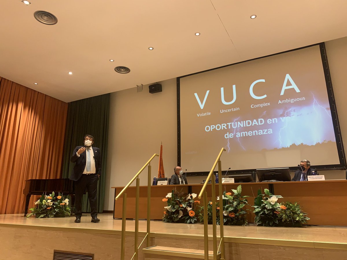 ehu_enpresainst's tweet photo. Qué lujo escuchar las reflexiones de Javier Ormazabal de @Velatia_global sobre los retos a los que se enfrentan las empresas en la conferencia ofrecida para el alumnado del #executiveMBA @masterMBAe3 #Mastermk @ehuprest https://t.co/ggIrtpHJBd