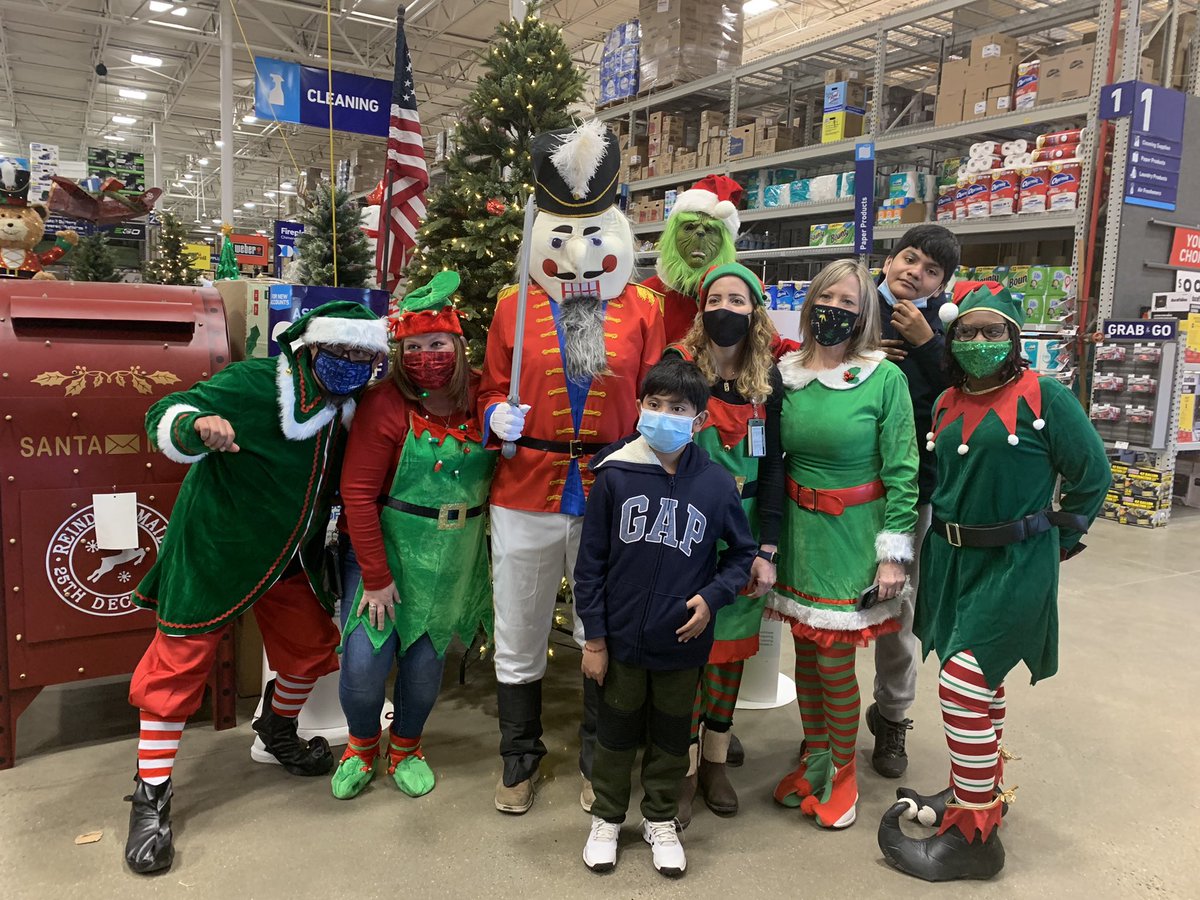 The Grinch, NutCracker, Elves are in the house <a href="/fraser_lei/">Lei Fraser</a> <a href="/KerreLeland/">Kerre Leland</a> @LauraG813R1 <a href="/FerdGonzalez01/">Ferdinand Gonzalez</a> <a href="/Jesus58412030/">Jesus</a> <a href="/candycoated1978/">Ebony Jones</a>