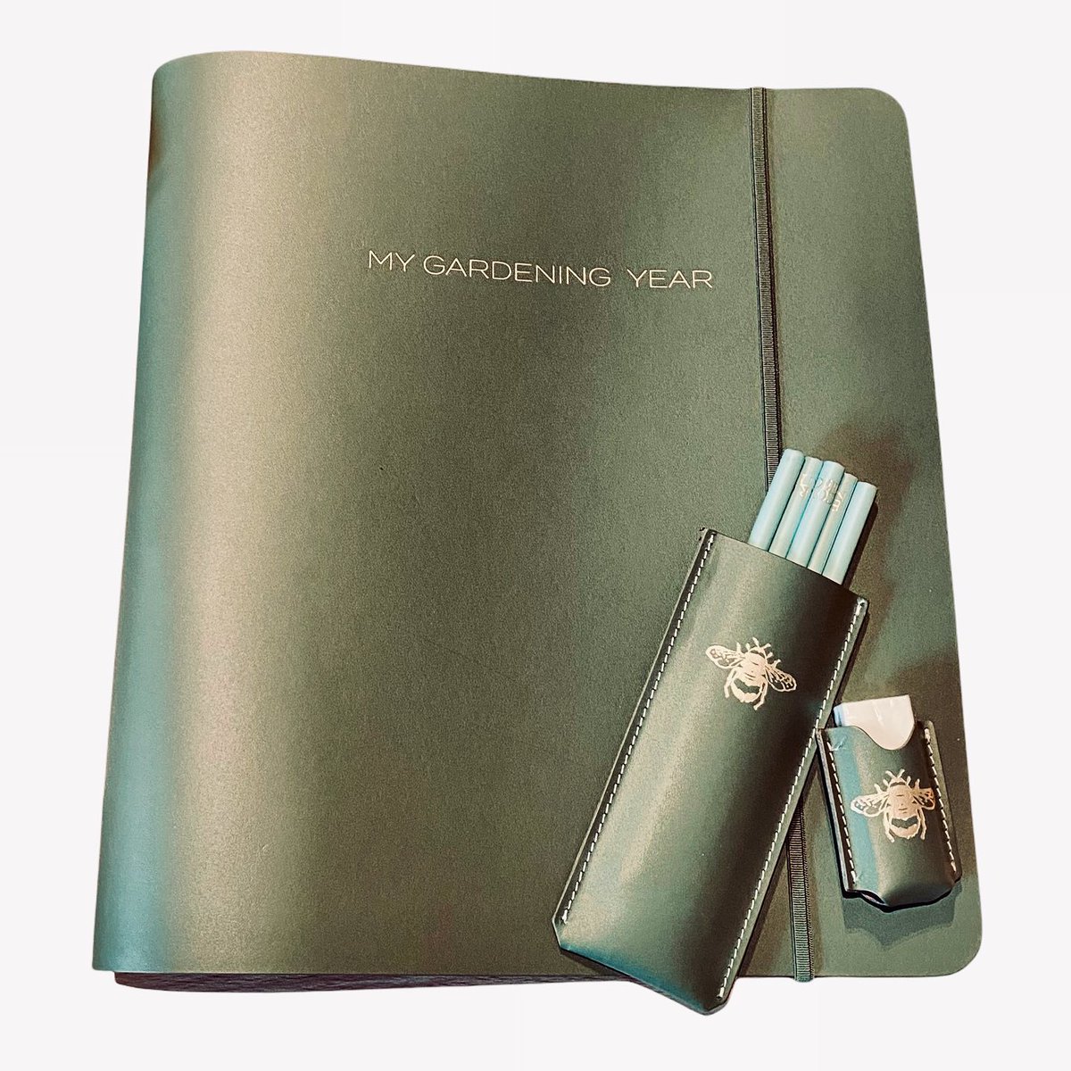 DuckinB's tweet photo. Do you know a budding gardener who would love this folder? What better way to document their year of their garden! If this isn't to your taste, take a look at the other items from the Cottage Gardener online or in store today
https://t.co/9PnrY68idh
#gardener #gardenaccessories https://t.co/LVb6xuSK66
