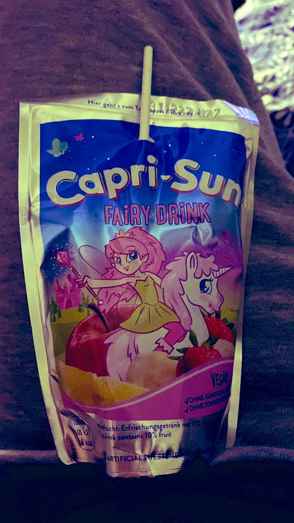 DerDukeTv's tweet image. Leeegga wie so gut wie alle Sorten von #caprisonne - aber was bitte hat man sich bei diesen Strohhalm gedacht - btw hätte man zumindest mal anfangen sollen zudenken 💆‍♀️🤔😮‍💨 plötzlich wie Eiswürfel im Whiskey oder Pommessalz auf Pommes statt normales salz #help #community #twitch