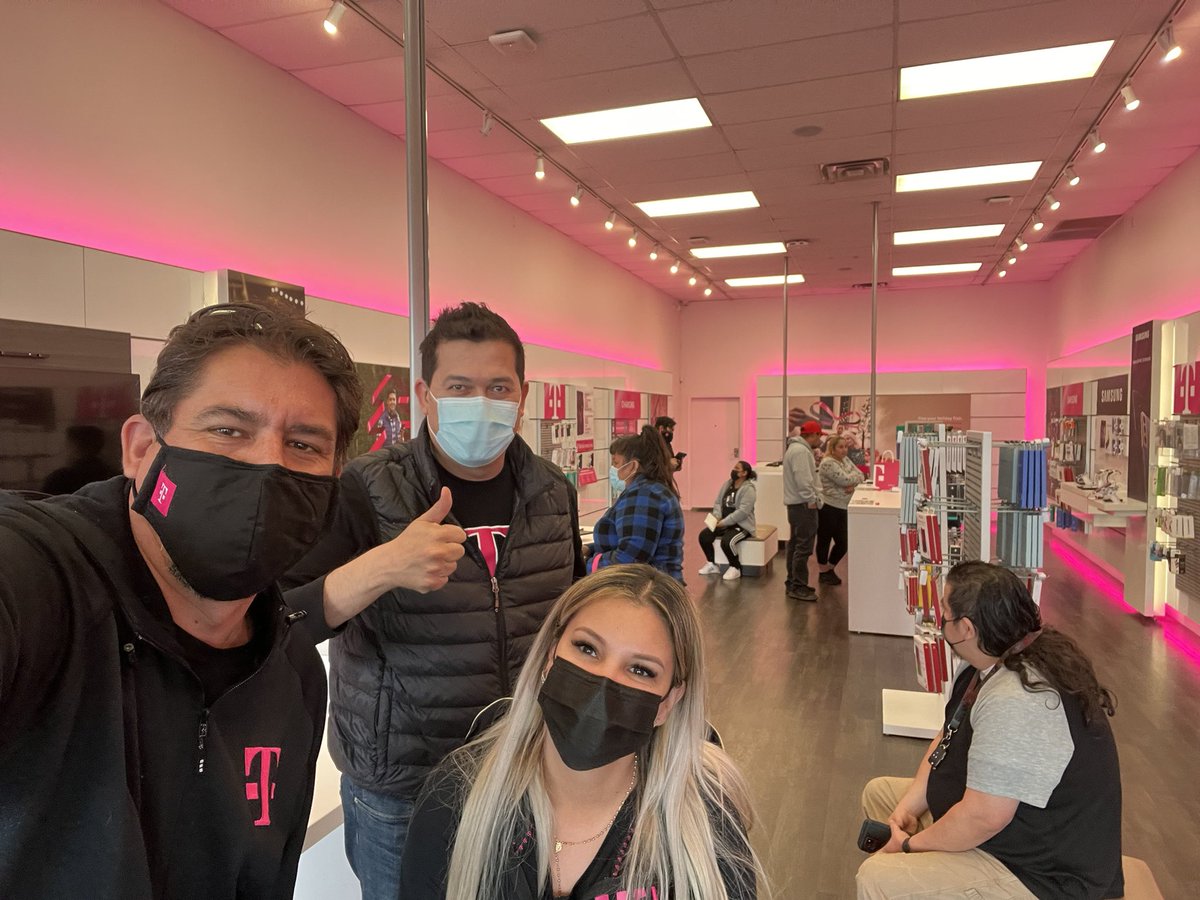 The crew at this @GPMobileTPR store on Buckner is on 🔥today! Great to see @TeamClaudiaDFW stepping in to help our customers! <a href="/adrianayperales/">Adriana Perales</a> <a href="/JoshDavisGP/">Josh Davis</a> <a href="/cjgreentx/">Chris Green</a> <a href="/Cmorais80/">Carlos Morais</a> <a href="/codybwelker/">Cody Welker</a> <a href="/richgarwood/">Rich Garwood</a>