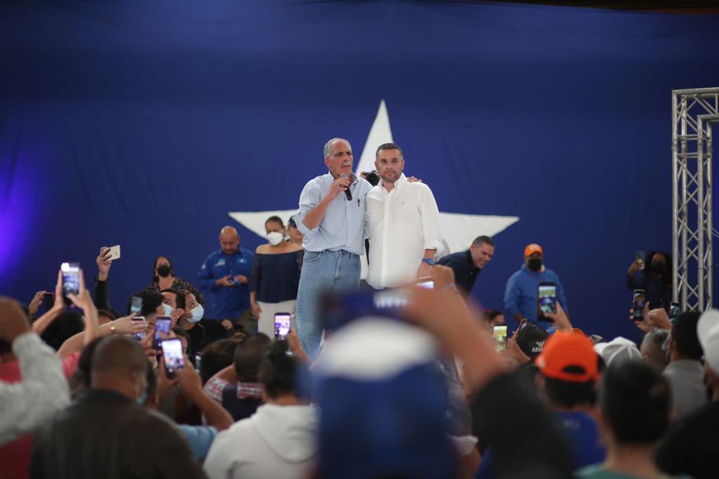 PNH_oficial's tweet photo. ¡Los más grandes y mejores organizados!
#PapiALaOrden y David Chávez se reunieron con nuestros miembros de Juntas Receptoras de Votos, para agradecerles y reconocerles su gran trabajo y decirles; ¡NO ESTÁN SOLOS, TIENEN AL PNH RESPALDÁNDOLOS! 
#PapiPresidente #LaFuerzaDeLaCapital https://t.co/dwlWJ24csS