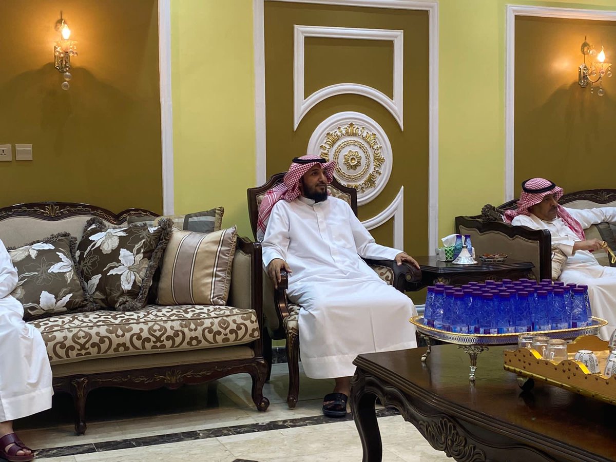 bin_sahoub's tweet photo. تشرفنا في هذه الليلة المباركة في منزلنا في حضور والد الجميع / شبيب بن سيف بن حضيرم الله يعطية الصحة والعافية ويطول في عمره كما شرفنا حضور جميع من حضر https://t.co/HjgIoPtDj1