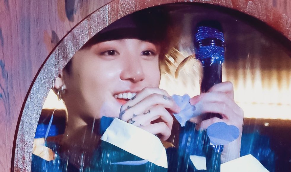 this photo sequence of jungkook