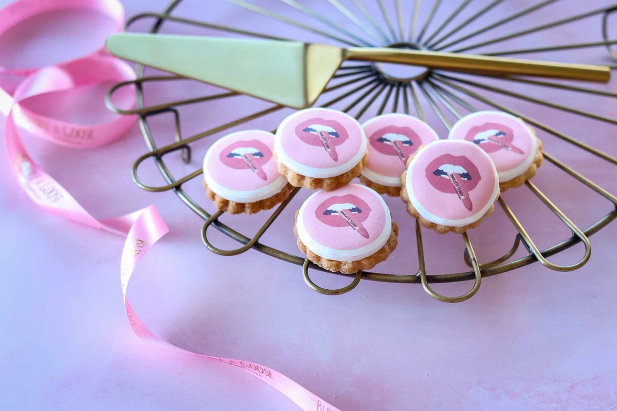 BumbleandGoose's tweet photo. I was more than a little starstruck! 🤩🤩🤩🤩 

…And I am sooo happy with how they look, what do you think? 

Aren’t they gorgeous!! 💖💖

#charlottetilbury #harrods #personalisedbiscuits #custombiscuits #bumbleandgoose #brandedbiscuits #smallbusinessuk #investni https://t.co/rr51BMrpva