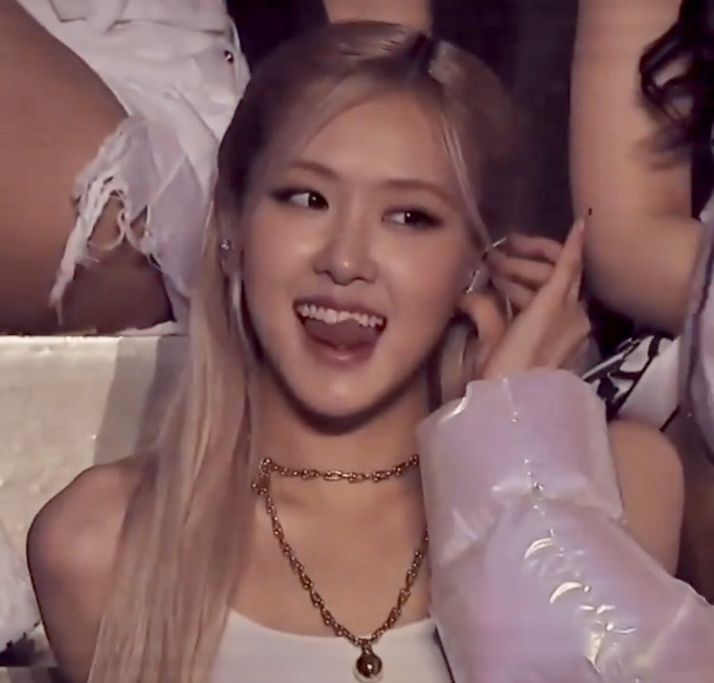 hourly rosé tweet media