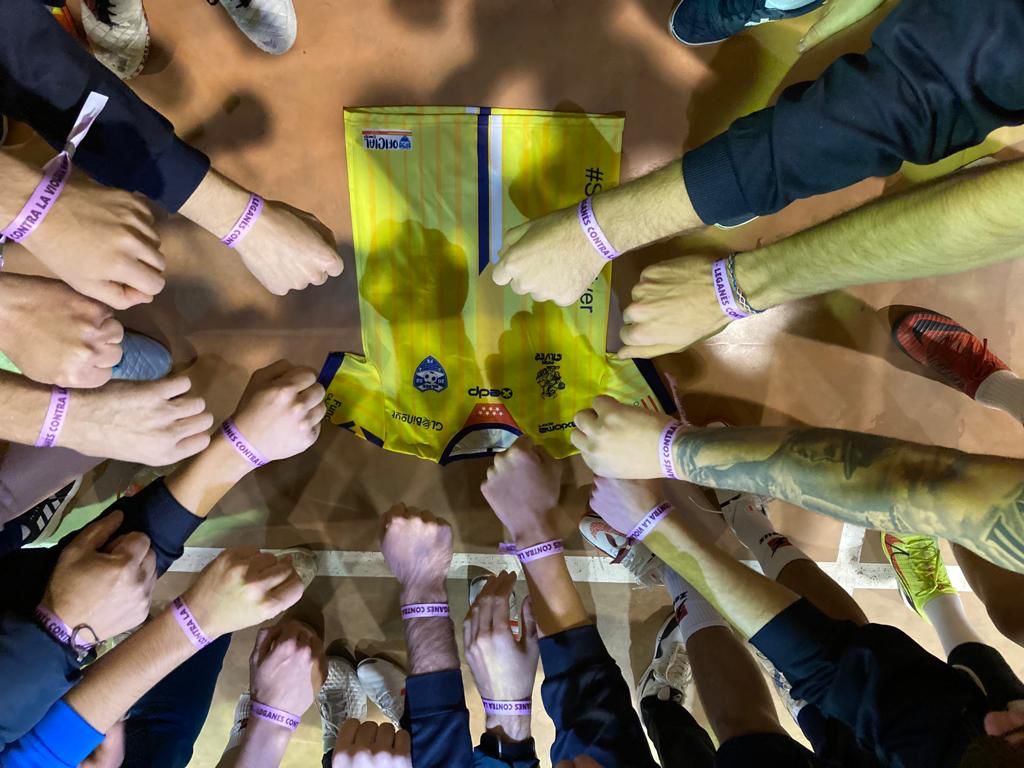 AytoLeganes's tweet photo. ⚽️🏃🏻‍♂️⛹🏻‍♀️Los deportistas de los clubes de #Leganés muestran su rechazo a la🟣 Violencia contra las mujeres. Gracias a @ACDSilverFS @CDLeganesFS @cdparqueverde y #KarateVíctorPradera https://t.co/d7ut83vrAV