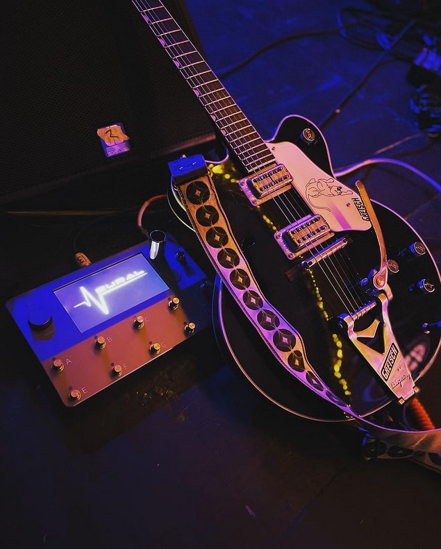 gretsch's tweet photo. #Gretsch #PicOfTheDay! #repost 📷: @chrisvinnicombe
Tonight’s live rig for a stripped down two-piece set with @joekellymusic at @tinyrebelcardiff. No amp? No problem. #gretsch #quadcortex #liverig #guitar https://t.co/4aToBBHQgS