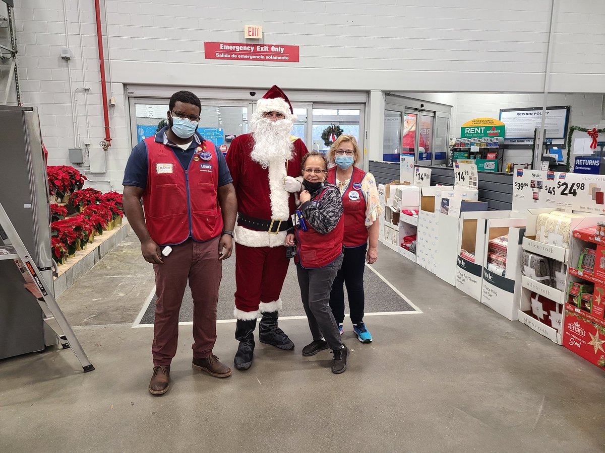 LoweCareers's tweet photo. The Holiday season has arrived!#LowesHomeTeam #Dedham1914 @KevinBracken4 @MarkRockman https://t.co/hXOxEbMfLR