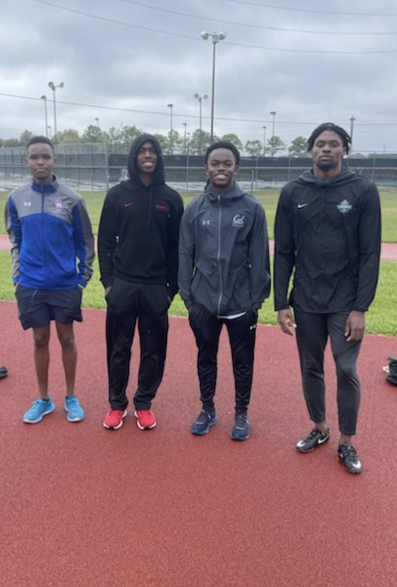 I_Coach_Speed's tweet photo. Our training group is thankful for our alumni. When these 4 come to work on Thanksgiving &amp; provide lessons for our kids, they literally get to see what ONE MILLION $ in ATHLETIC SCHOLARSHIP AID looks like. It becomes REAL to our younger athletes. #BeGreater #APXP @GH_Track https://t.co/zPYeC1hI7X