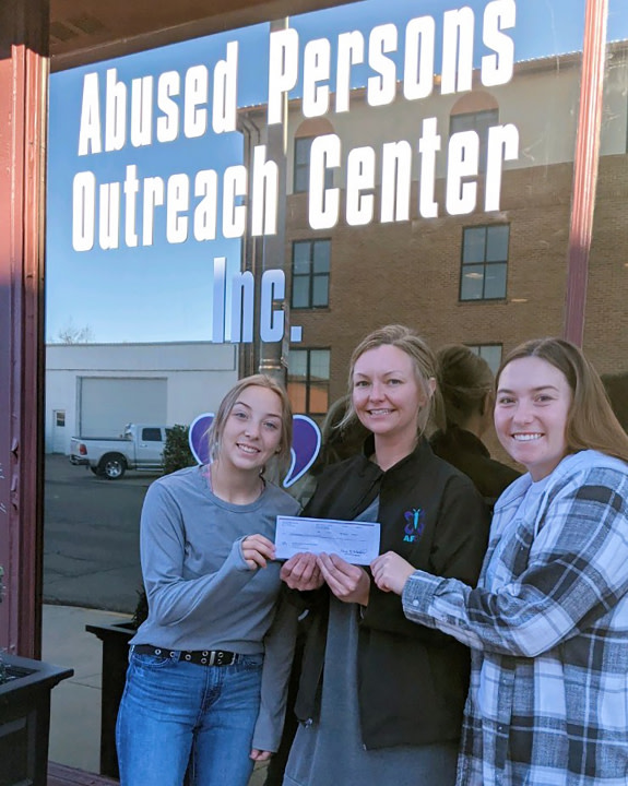 VCSU's tweet photo. VCAB recently donated $500 to the Abused Persons Outreach Center (APOC) on Tuesday, Nov. 9.
Read more β‘οΈ https://t.co/iIAmlN79gX
#APOC #VCSUlovesVC #community https://t.co/bbxDLkFtP0