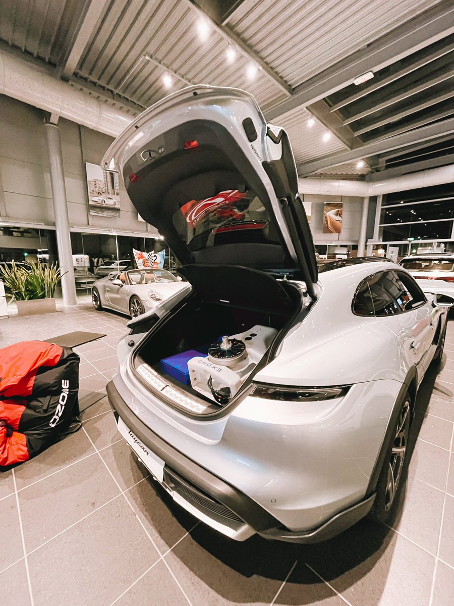 ExomoParamotors's tweet photo. En direct du centre Porsche #montpellier pour une présentation de notre EXOMO Copilot. Une soirée tournée autour de la #mobilité #electrique ! Un paramoteur qui matche bien avec leur nouveau #taycan 100% électrique ⚡️ https://t.co/K02MthgfM6
