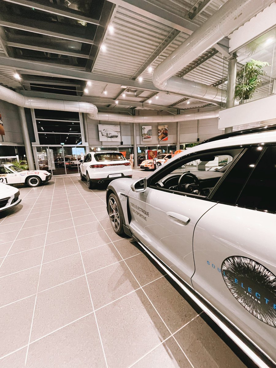 ExomoParamotors's tweet photo. En direct du centre Porsche #montpellier pour une présentation de notre EXOMO Copilot. Une soirée tournée autour de la #mobilité #electrique ! Un paramoteur qui matche bien avec leur nouveau #taycan 100% électrique ⚡️ https://t.co/K02MthgfM6