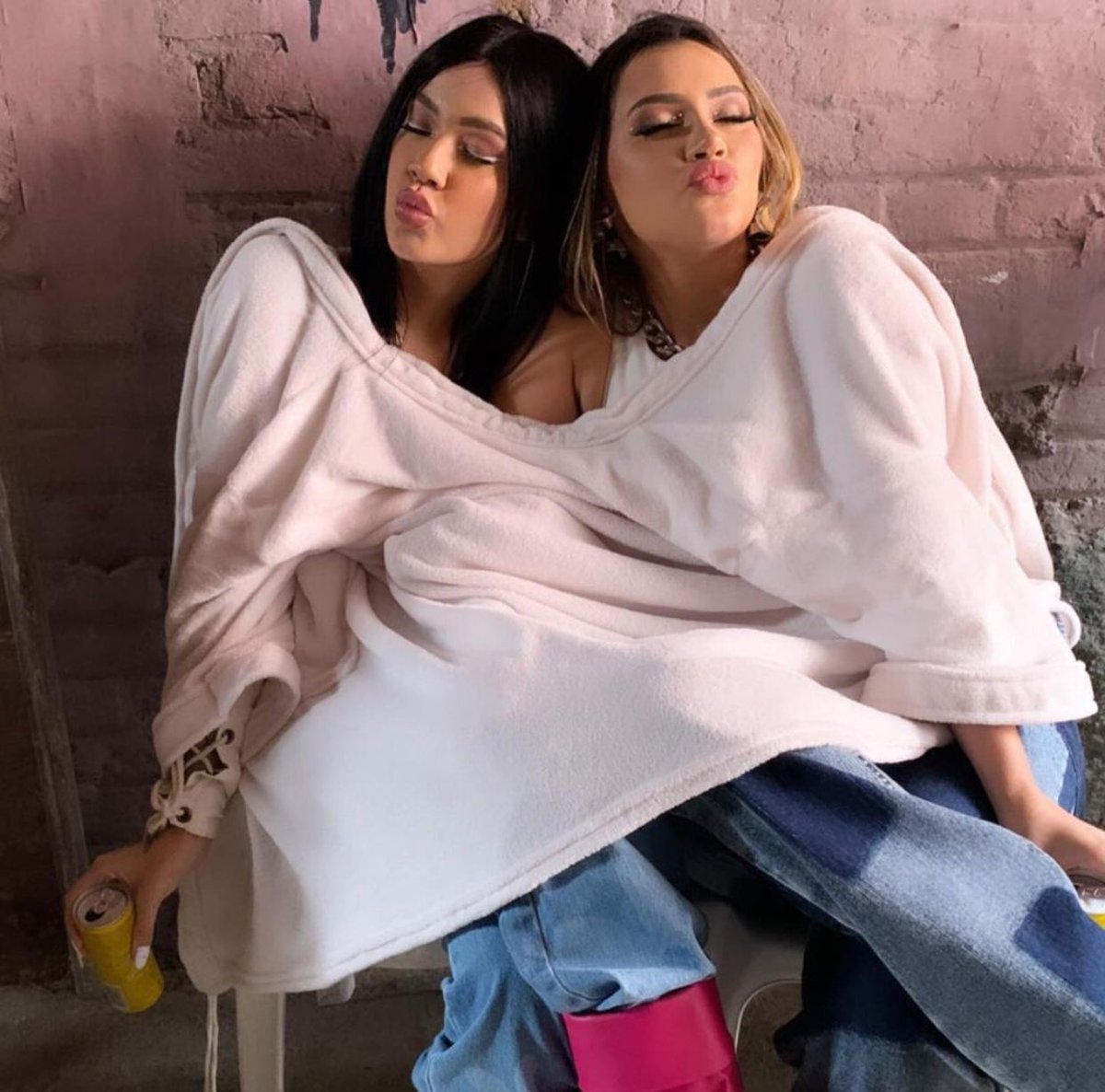 b3aumoon's tweet photo. eu só tenho que agradecer a vocês duas por melhorar 100% do meu dia hoje, amo vocês mais que tudo nessa vida e tô ansiosa pro clipe❤️ #tailara https://t.co/0sGMc7bYZf