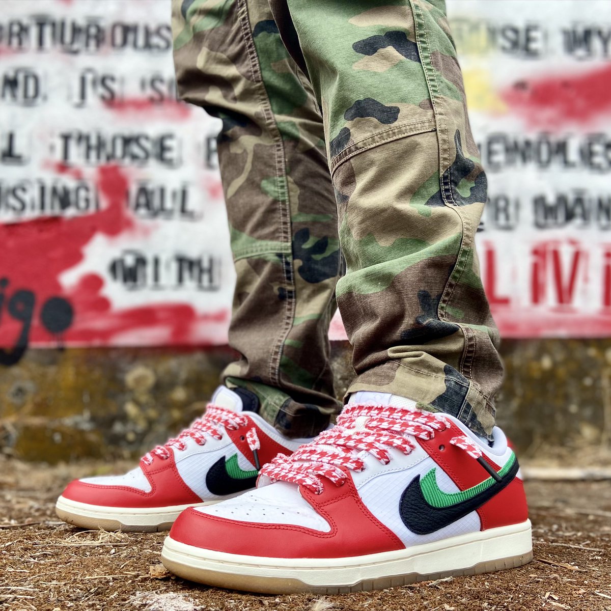pickleornopickl's tweet photo. People keep telling me that they like my Christmas shoes today. Wtf. How do these look like Christmas? 😅 
#kotd Frame Skate Habibi SB Dunk #wdywt #frameskate #sbdunk #nikesb #yoursneakersaredope https://t.co/BAVP2a3QkU