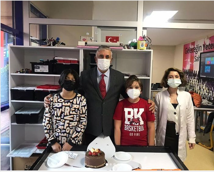rhpedirne's tweet photo. Takım arkadaşlarımız okul müdürümüze  projemizi tanıtıyor https://t.co/ivwNCd7ujV
