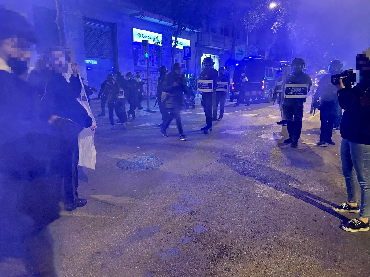 LaPúblicaAJudici (@publicajudici) on Twitter photo LA LINA ES QUEDA AL BARRI!
Tot el suport a les companyes del <a href="/cp_linaodena/">Casal Popular Lina Òdena</a> que ahir les van desnonar! 🔥
La nostra millor arma, la solidaritat! ✊🏼 LA LINA ES QUEDA AL BARRI!
Tot el suport a les companyes del <a href="/cp_linaodena/">Casal Popular Lina Òdena</a> que ahir les van desnonar! 🔥
La nostra millor arma, la solidaritat! ✊🏼