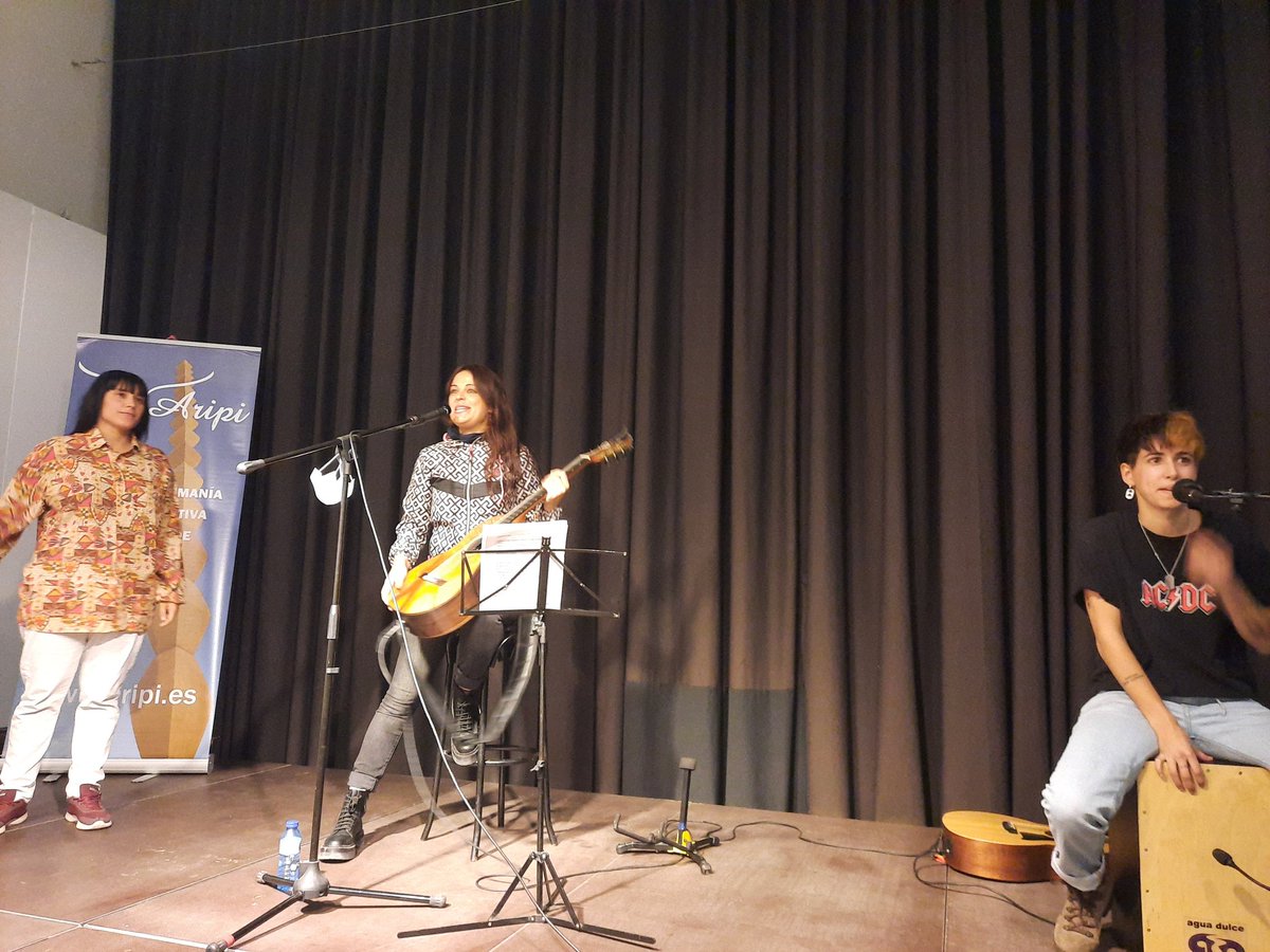 NatxoBellido's tweet photo. Poesia en moltes llengües, música i lluita feminista... #25N 🟣🟣🟣
I la sala de gom a gom...
Açò és...
#Coñonudo2021
#Conyonut2021
Enhorabona 👏👏👏👏👏 @CJAlacant @LiteratesALC #Aripi https://t.co/3mB6w9OLiZ