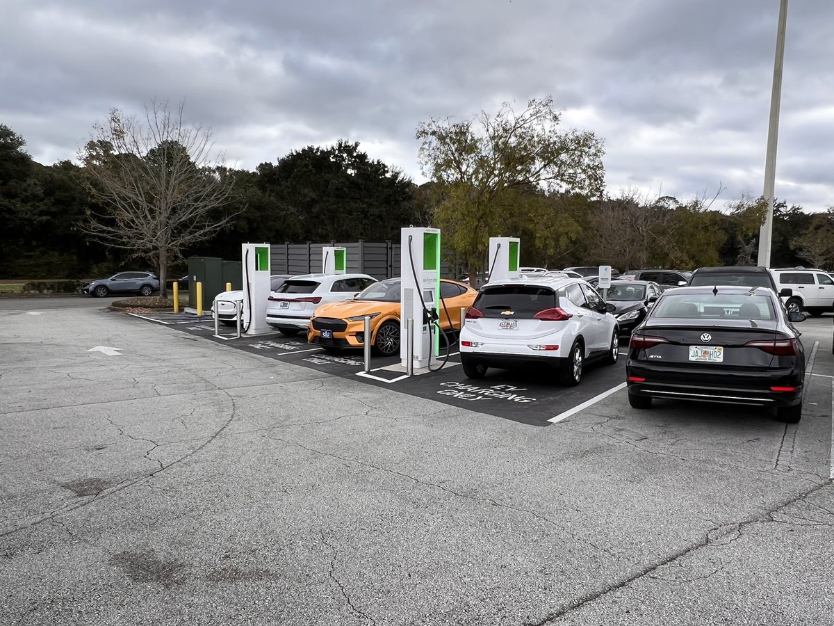 LyftGyft's tweet photo. @ElectrifyAm thanks for the free charging.  Unfortunately some are abusing the free sessions, since there isn’t any idle fees.  Not sure what would need to be done to prevent #evholes like this white Mach-E that has now been idling for 25+minutes.  Chargers are full. https://t.co/nByWcghnwg