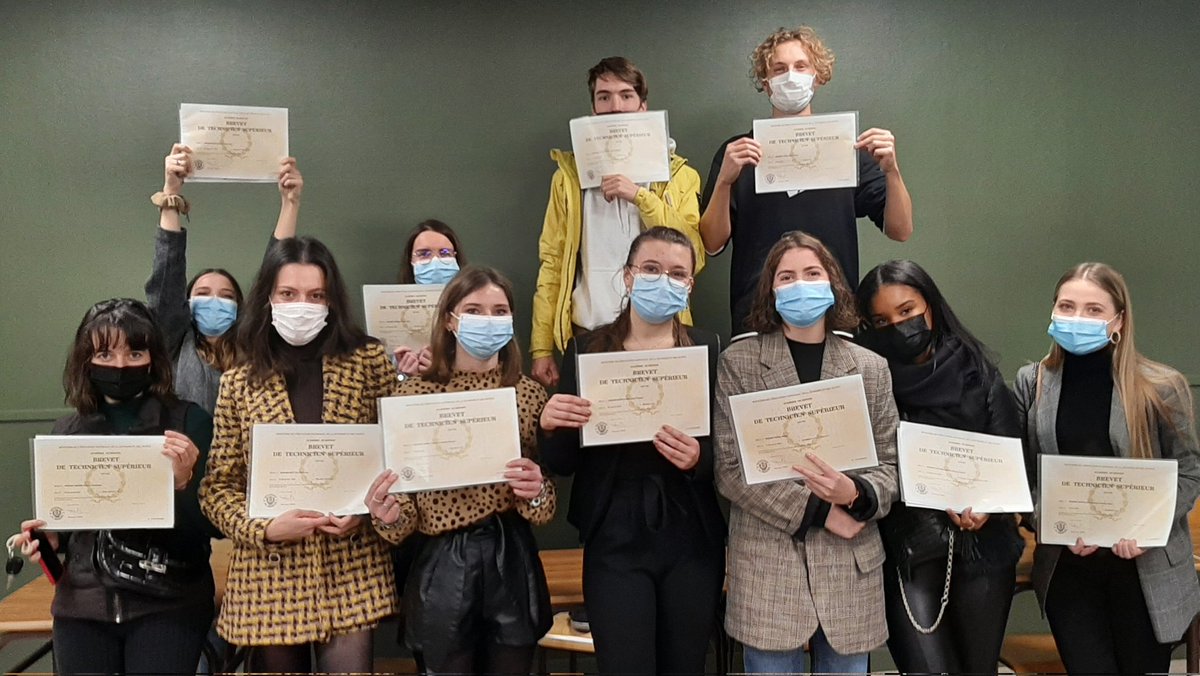 E4THEcs's tweet photo. BTS TOUR - Promo 2019 - 2021: fiers d'avoir obtenu leur diplôme... à juste raison! Le début d'un nouveau chapitre. Félicitations ! #bts #tourisme #lyceejarennes #formation #Rennes #Bretagne #nouveauxtalents https://t.co/hjPhuzoAWS