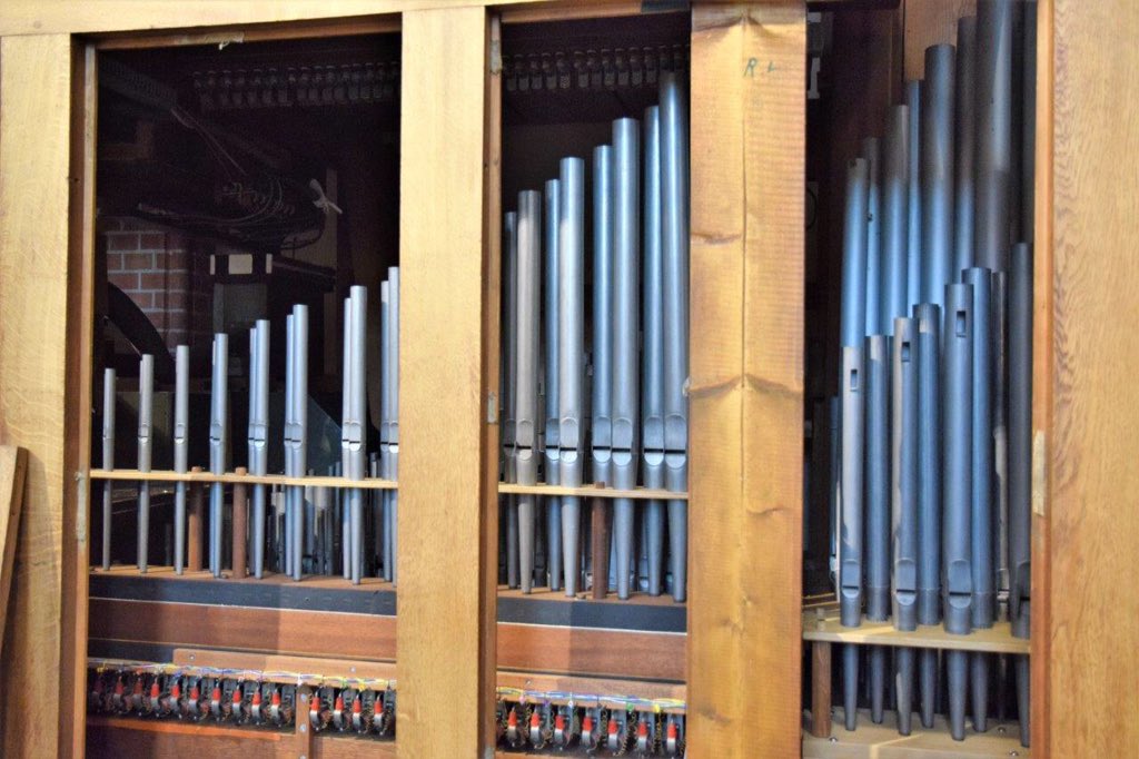 CorneliusLimmen's tweet photo. De komende weken zal het stil zijn in de Corneliuskerk. Orgelbouwer Ronald van Bakel heeft die stilte nodig om het orgel te intoneren. Pijp voor pijp zal het instrument gestemd worden. (Foto's van Nico Snel) https://t.co/G71iyWC7Y1