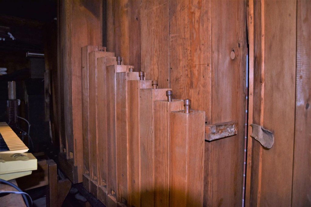 CorneliusLimmen's tweet photo. De komende weken zal het stil zijn in de Corneliuskerk. Orgelbouwer Ronald van Bakel heeft die stilte nodig om het orgel te intoneren. Pijp voor pijp zal het instrument gestemd worden. (Foto's van Nico Snel) https://t.co/G71iyWC7Y1