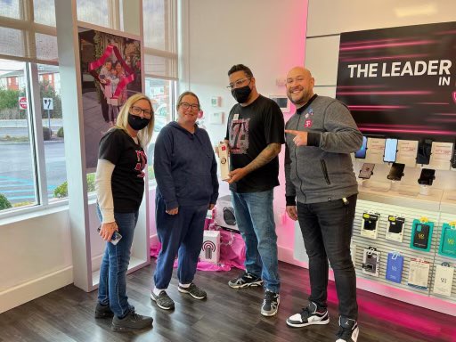 PcgWireless's tweet photo. We aim to make our #cutomers happy. 😊
New watch for a long time customer in #Absecon! ⌚️
#Tmobile #Tmobiledeals #PCGWireless #BlackFriday #Blackfridaytmobile #TeamMagenta #BeastMode
@Beechwood714 @LarMelch @JagotaChetan https://t.co/HO2MlgHwh8