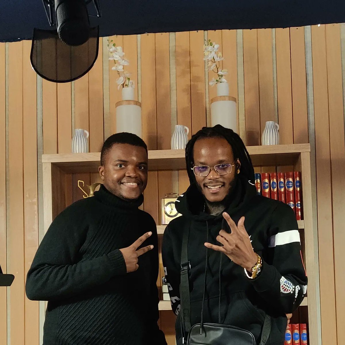 sonsas's tweet photo. Rencontre et interview ce vendredi avec @Marginal_Fvla qui a sorti son dernier single #Topboy2 chez @Jaiye_Music 😉
#interview #musique #rap https://t.co/z4Q8ajGnMm