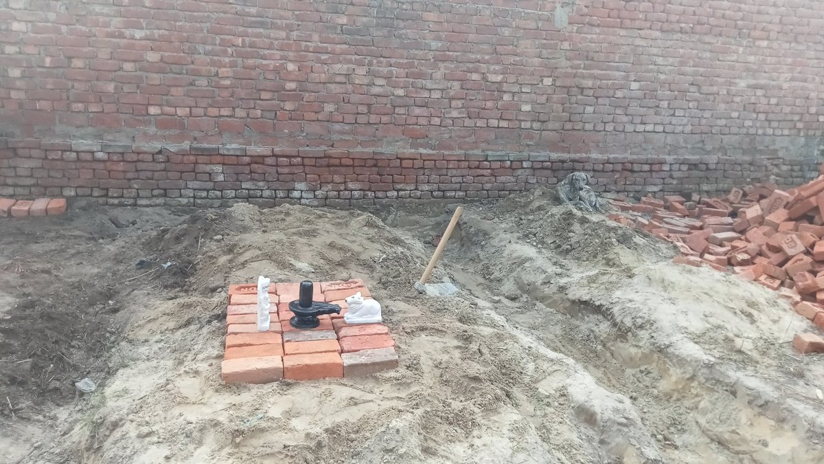UmeshCh42301321's tweet photo. @kasganjpolice @Uppolice @adgzoneagra @igrangealigarh @igrangeagra @dgpup @CMOfficeUP @homeupgov @News18India @ABPNews @rohan_botre माननीय महोदयजी
थाना पटियाल��� गांव बिशनपुरा एक मंदिर है 50 साल पुराना उसका निर्माण रुकवा दिया गया है प्रशासन द्वारा कृपया होगी आपकी इस मंदिर का काम जल्द से जल्द चालू करवा दें आपकी अति कृपा होगी महोदय जी इस मामले को गंभीरता से लें जल्द से जल्द मंदिर निर्माण हो जय श्री राम https://t.co/Of0lDJxFU7