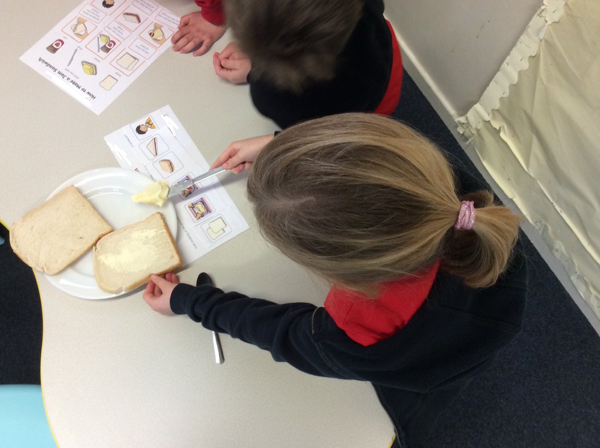 Dunton_school's tweet photo. Class 1 have been busy reading instructions to make jam sandwiches and writing instructions to make chocolate cake. https://t.co/db9qHVRNTk