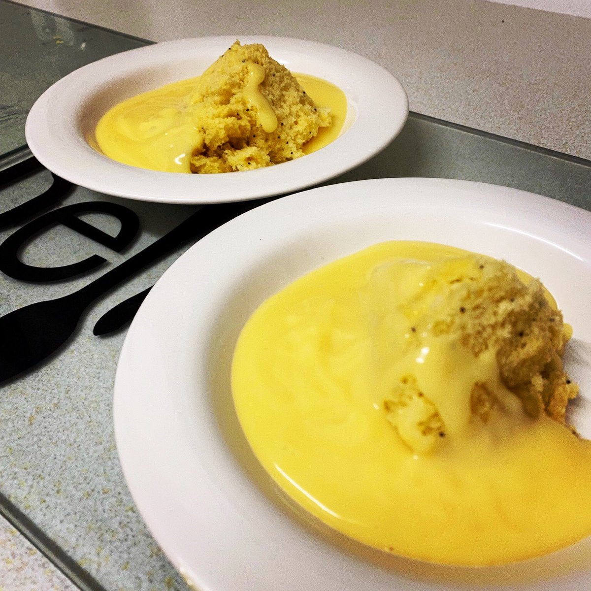 bevferey's tweet photo. Thought Iโd whizz up a quick #lemonandpoppyseed #spongepudding for #supper tonight topped with @marksandspencer #lemonsherbertdrizzle
#custard made with #birdscustardpowder ๐ https://t.co/xT2V1DAfwq
