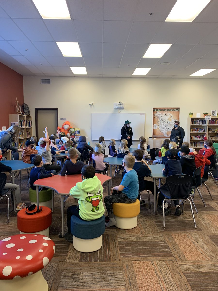 SarahSecretary's tweet photo. Our first guest speaker for 2021. Thank you to Coreen Exner for talking to ⁦@MrsMackieteach⁩ and Mrs.McLeods grade three classes ⁦@SarahThompsonSc⁩ about photography! https://t.co/DARs9Qle44