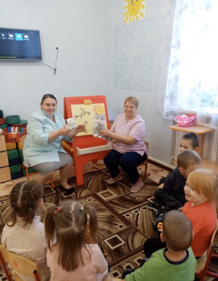 Есть в нашем мире слово вечное, 
Короткое, но самое сердечное
Оно прекрасное и доброе, 
Оно простое и удобное, 
Оно душевное, любимое, 
Ни с чем на свете не сравнимое: МА - МА!
Мероприятия, ко Дню Матери, прошли ярко, интересно в одном отделении и трогательно, душевно в другом.