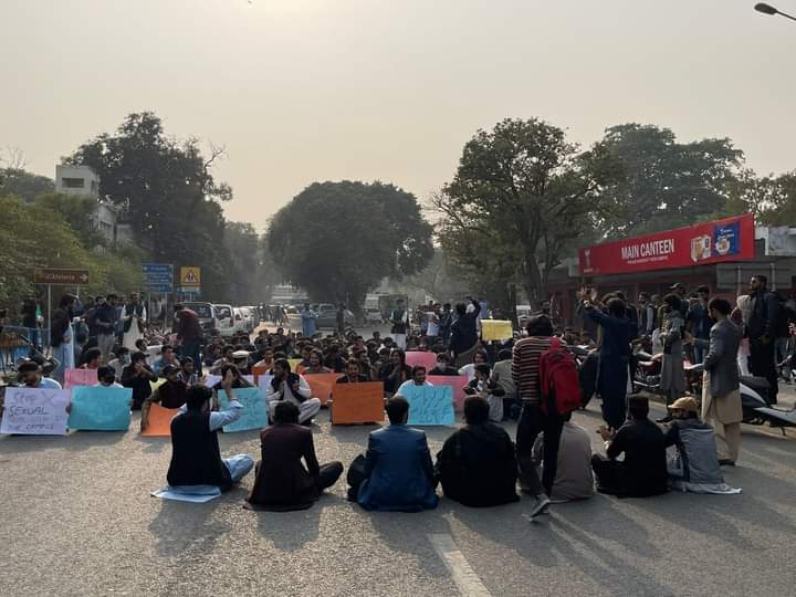 ZainkhosaPK's tweet photo. @ChMSarwar It's 5th night #students of #UniversityOfThePunjab are protesting against anti student policies of PU Administration. During table talk wd VC PU @DrNiazAhmadSI taunted #Baloch and #Pashtun students that you're traitors and threatened them to reduce Reserve Seats. https://t.co/silmu7RWNR