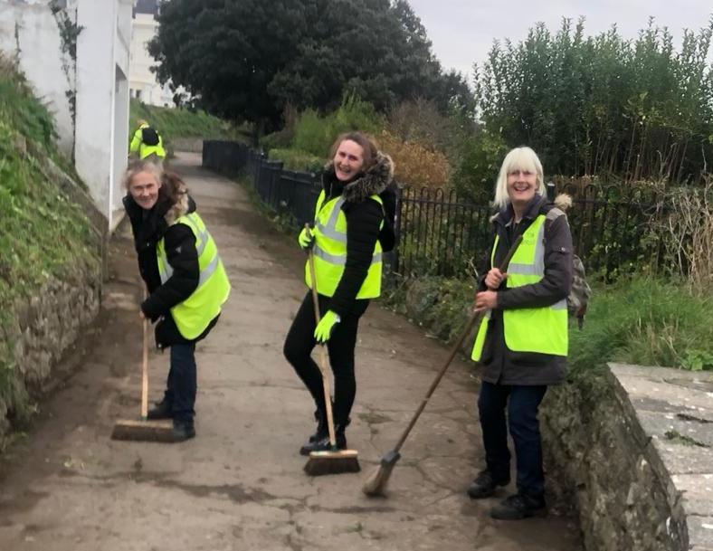 TSprucer's tweet photo. Two wonderful new recruits to the volunteer team this week. They were carefully watched and gently guided by the amazing Julie B who is a massive contributor. Much love to the team in this cold weather. https://t.co/kK0G2JDfn0