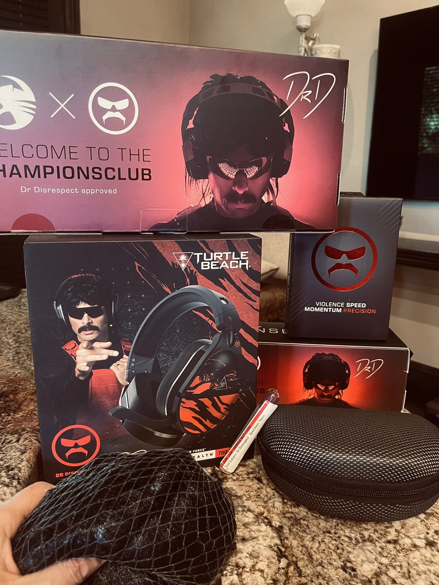 Zak_Bagans's tweet photo. I have the hair, the glasses…. The essence. I’m ready to play like the champion. @ROCCAT @TurtleBeach firm handshakes @drdisrespect #Legend #ChampionsClub 🎧 https://t.co/tGriiShdN0