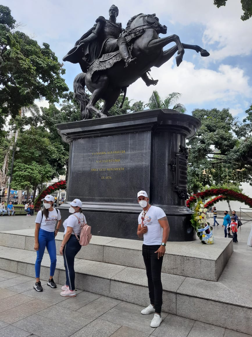 cubacolabora's tweet photo. La delegación perteneciente al estado #Aragua, de recorrido por el 4F como parte de su participación en el activo juvenil Caracas 2021.

#CubaVive #CubaViveyAbraza #CubaEsUnContinente #CubaCoopera #AraguaActivoJuvenil2021

@cubacooperaven @unidad_central @JulitoVenCub https://t.co/1JyOQKOy8n