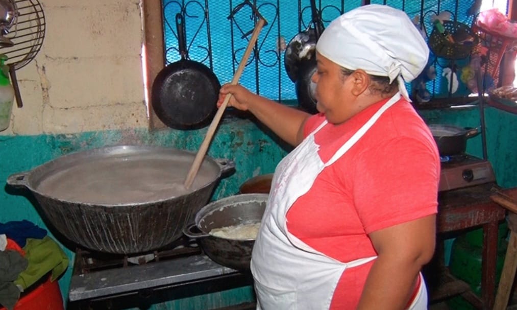 RDIemprendemos's tweet photo. Gran ejemplo de #emprendedurismo es doña Zoila Flores, lleva más de 20 años trabajando en la elaboración de riquísimos atoles,manuelitas y cosa de horno 😋Actualmente, asegura que ha aprendido a manejar financieramente su negocio y seguir creciendo @Cristhi54583026 @nicreativa ✅ https://t.co/KFIGlpDt8h