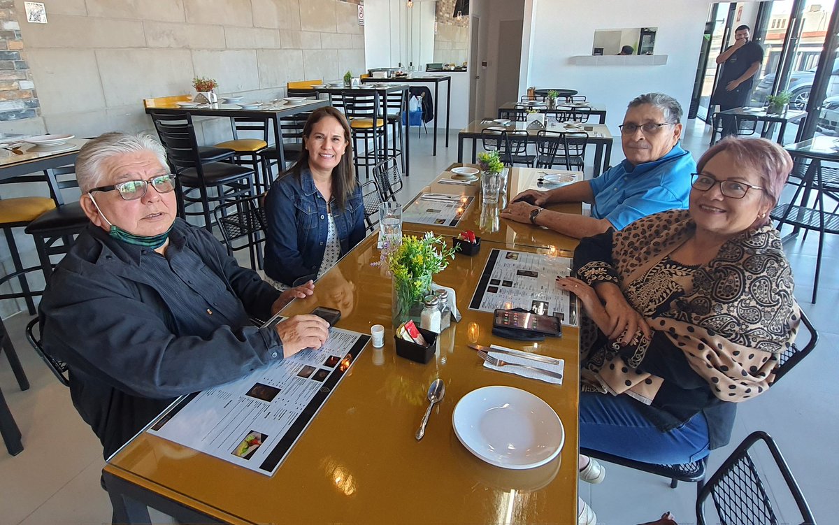 Quienes integramos la mesa directiva de nuestro #GrupoMadrugadores, tuvimos una fructífera, amena y agradable reunión-desayuno, con dos de los pilares fundadores de lo que es nuestra agrupación en #PuertoPeñasco, un placer Mtra. Lupita Torres e Ing. Armando Bernal. Gracias!