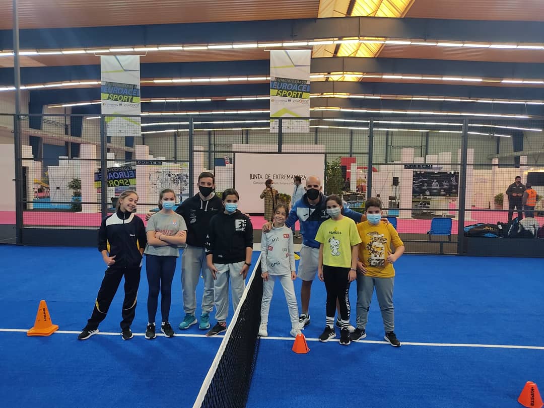 Atavas_1992's tweet photo. Hoy por la tarde, nos desplazamos con nuestros alumnos🎾💙 a probar la espectacular pista montada en FEVAL, debido a la celebración de @deporlife.feval.
Mañana continuamos colaborando con partidos de exhibición por la mañana y tarde, de nuestros alumnos y monitores💪🎾💙 https://t.co/zMMXqbOctC