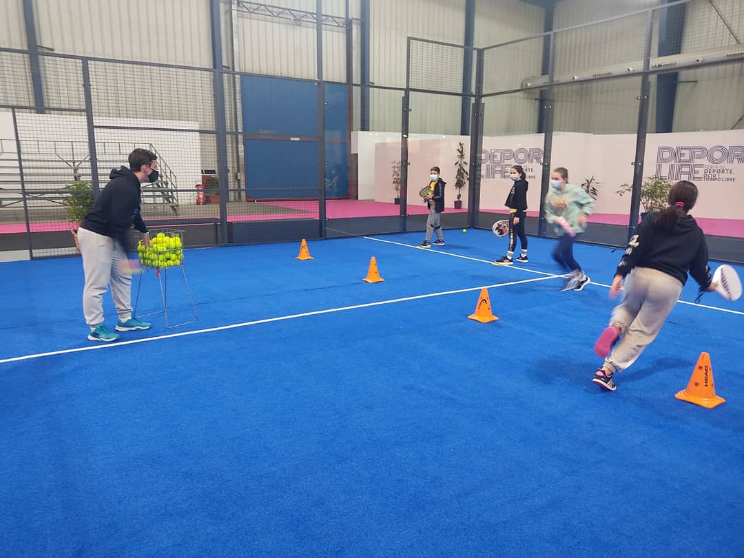Atavas_1992's tweet photo. Hoy por la tarde, nos desplazamos con nuestros alumnos🎾💙 a probar la espectacular pista montada en FEVAL, debido a la celebración de @deporlife.feval.
Mañana continuamos colaborando con partidos de exhibición por la mañana y tarde, de nuestros alumnos y monitores💪🎾💙 https://t.co/zMMXqbOctC