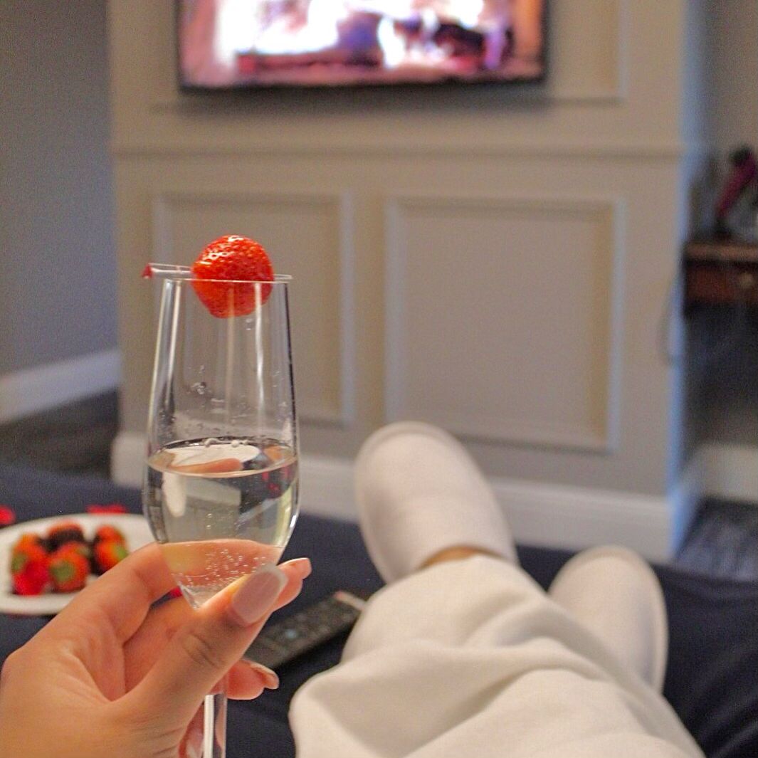 Snacks at the ready, a luxurious soft fluffy robe and a glass of prosecco in hand... now to wait for the Late Late Toyshow to begin. Who is tuning in to RTÉ One tonight at 9:35? 😍

#theheritage #suitelife #luxury #yourownkindofperfect #latelatetoyshow #cosy #sweet treats #laois