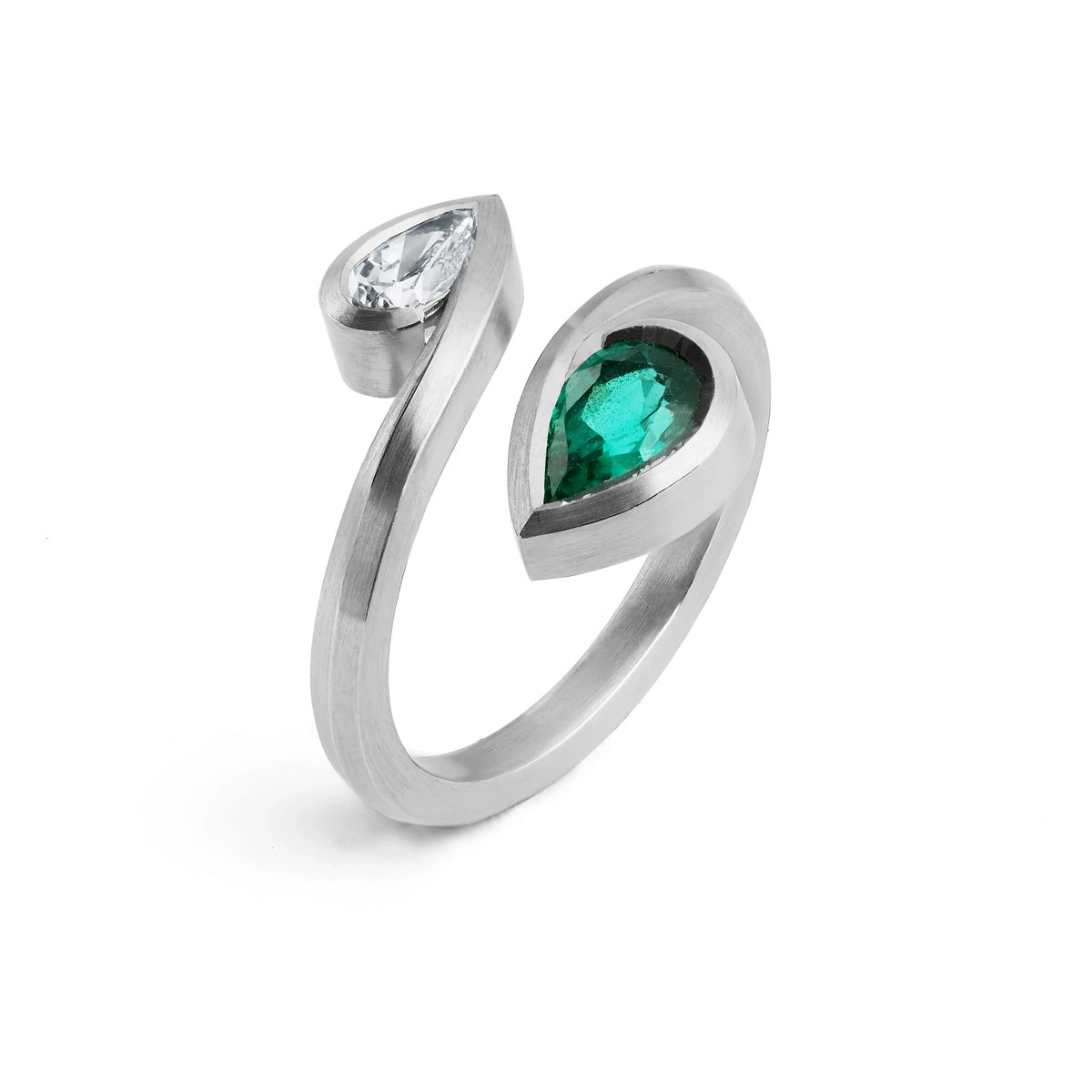 McCaulJewellery's tweet image. A new addition to our collection, we paired this beautiful emerald and sparkling diamond with cool platinum. 

#twistring #emeralddiamondring #handcraftedjewellery #handforged #bespokejewellery #london #dublin #craftsmanship #designermaker #londonatelier