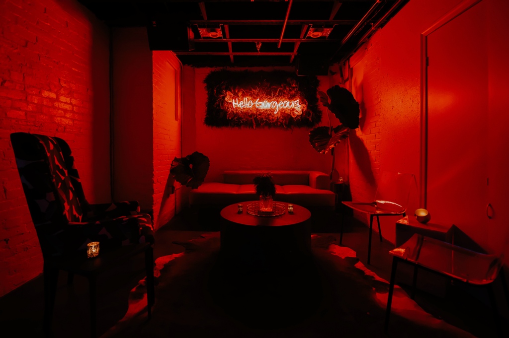 nlbdc's tweet photo. The fun doesn't stop because it's Friday. Join us for a cocktail.

#secretbar #classiccocktails #speakeasy #blagdenalley #dc #dclife #prohibition #dj #dcbars #craftcocktails #mixology #cocktails #drinks #dcdrinks #nightlife https://t.co/yH500NttK5
