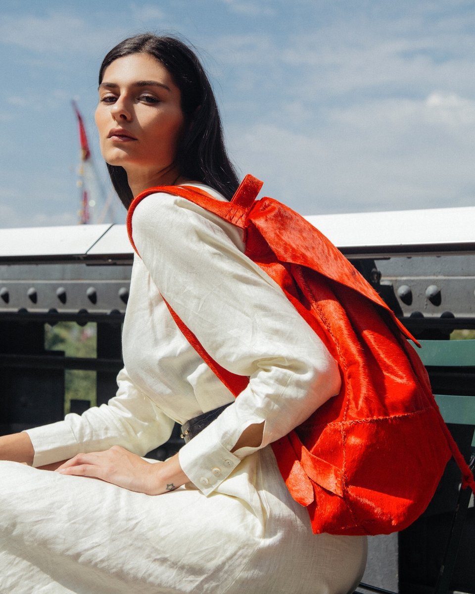 VoltaAtelier's tweet photo. >< designed for the weekends away, commutes to work, and city adventures: Bay Ridge backpack

@bruvilledieu by @tuanyareze 📸
@radarconsultoria_

#Upcycling #SustainableFashion #SlowFashion #VoltaAtelier #HandstichedForGood #Handbags #CircularEconomy #FairTrade https://t.co/luuzbSdnl9