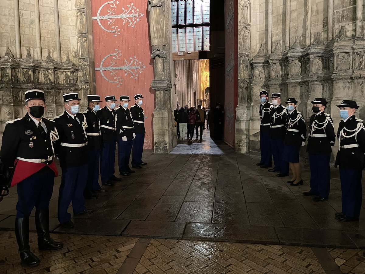 PirmanGilles's tweet photo. A #Sens #Yonne pour une messe de #SainteGenevieve à l’attention des gendarmes et des familles du nord du département. Dans un monde qui bouge excessivement la @Gendarmerie @Gendarmerie_089 s’adapte en permanence sans jamais se départir de son humanité. Fidélité et soutien. https://t.co/zYoYOSJxOB