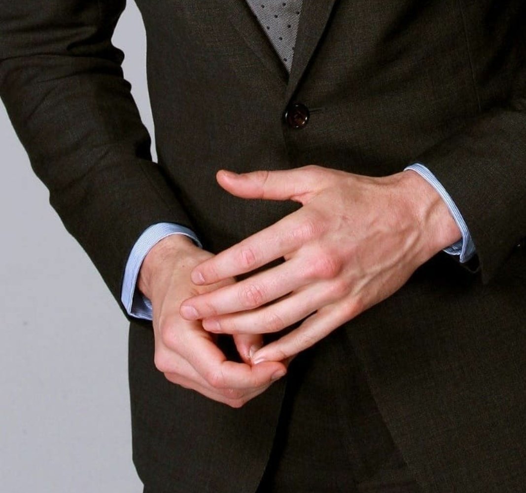HisGodd3ss's tweet photo. Just because it's Friday...time to have another apreciation twt for Tom's lovely hands 😁♥️💞🎀

@binestom @HiddlesDoctor

#TomHiddleston 
#Mybeloved
#TimeforTom https://t.co/hhUPkpqJ13