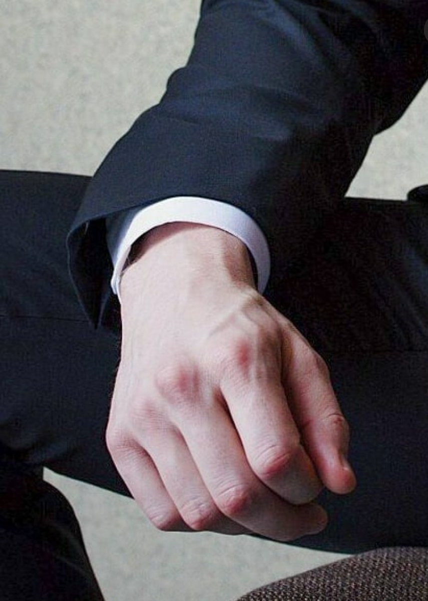 HisGodd3ss's tweet photo. Just because it's Friday...time to have another apreciation twt for Tom's lovely hands 😁♥️💞🎀

@binestom @HiddlesDoctor

#TomHiddleston 
#Mybeloved
#TimeforTom https://t.co/hhUPkpqJ13