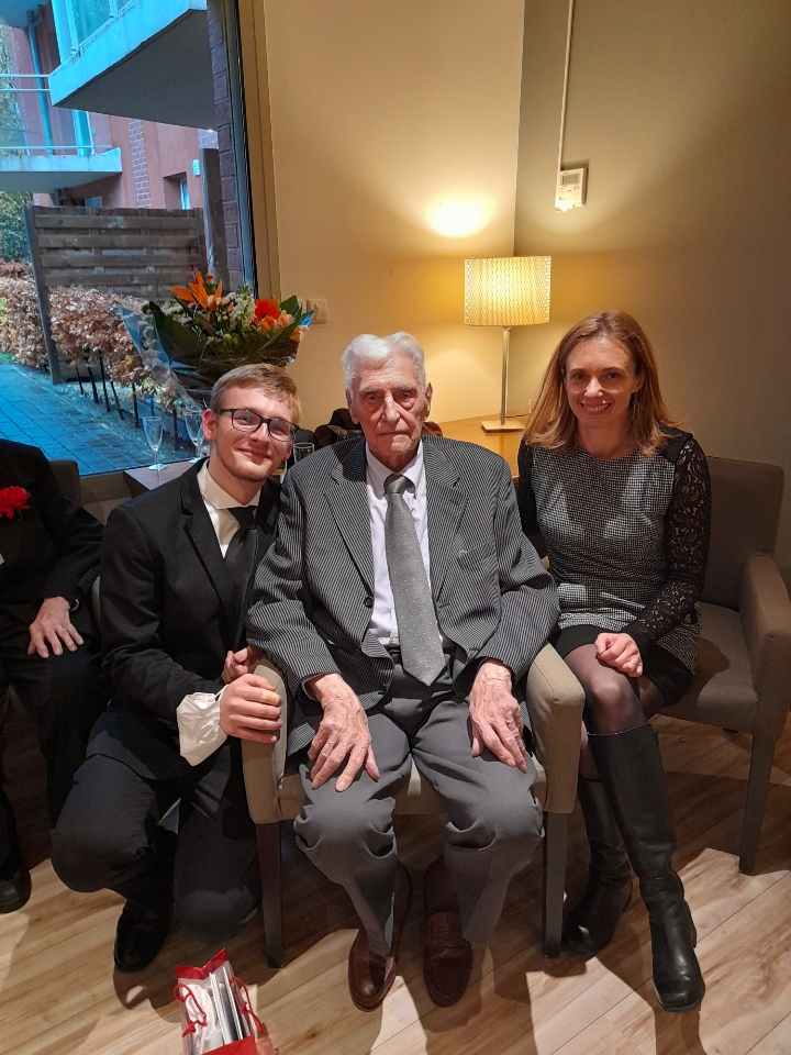 Je vous présente Claude D. résident heureux (et élégant) chez <a href="/Aquarelia_RSS/">AQUARELIA | Résidences Services Seniors</a> à <a href="/Ville2Wasquehal/">Ville de Wasquehal</a> qui a fêté aujourd'hui ses 100 ans avec sa famille, ses amis et l'équipe de la #RSS (Marilyne et Guillaume en photo). Joyeux anniversaire, Monsieur.